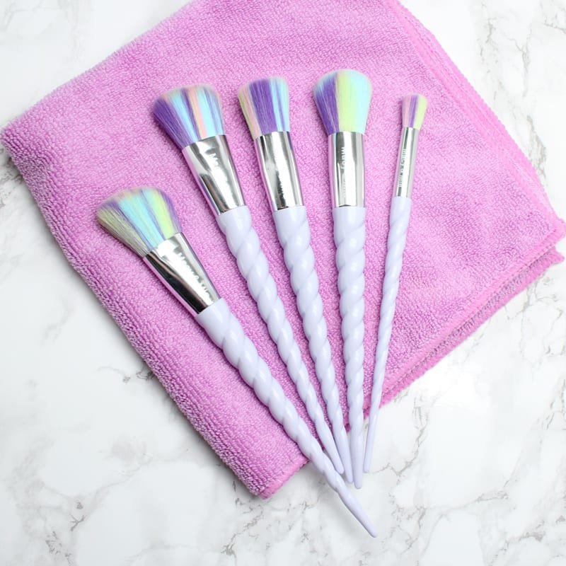 Cleaning makeup brushes with a microfiber cloth